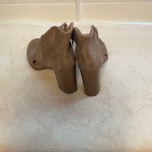 Report Tan Heeled Boots with Classic Design - Picture 4 of 8